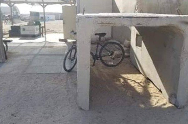 Злая шутка над велосипедистом (3 фото)