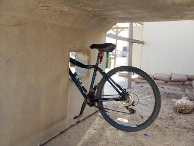 Злая шутка над велосипедистом (3 фото)