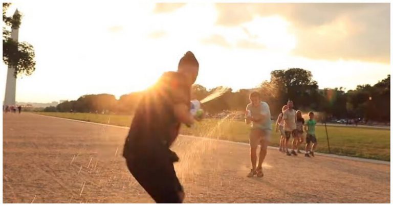 Веселое уличное развлечение, актуальное в жаркую погоду (1&nbsp;фото&nbsp;+&nbsp;2&nbsp;видео)