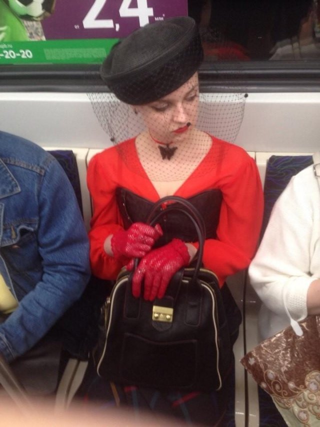 Метро - это параллельная реальность (30 фото)