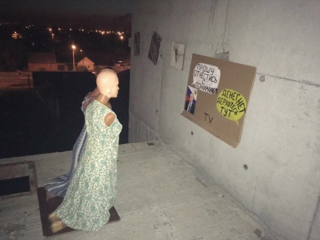 Необычный "перформанс" в недостроенном доме в Омске (6 фото)