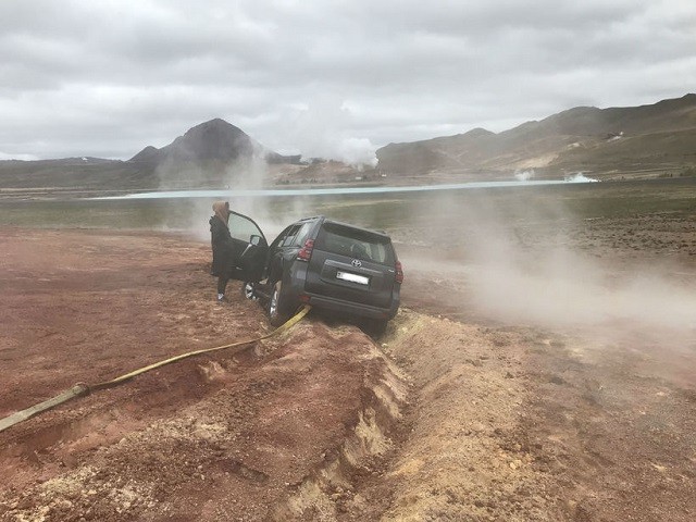 Именно из-за таких людей во многих странах недолюбливают туристов (23 фото) Именно из-за таких людей во многих странах недолюбливают туристов (23 фото)
