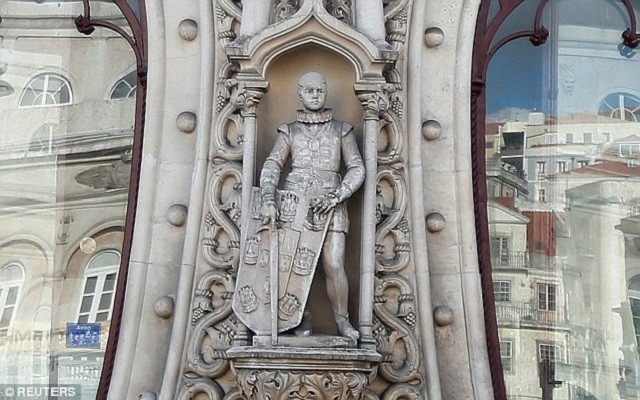 Именно из-за таких людей во многих странах недолюбливают туристов (23 фото) Именно из-за таких людей во многих странах недолюбливают туристов (23 фото)