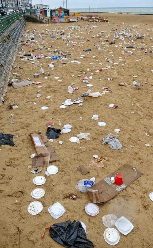 Именно из-за таких людей во многих странах недолюбливают туристов (23 фото) Именно из-за таких людей во многих странах недолюбливают туристов (23 фото)