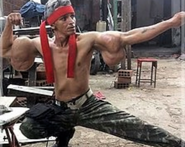 Фанат Сталлоне закачал в руки синтол, чтобы быть как Рэмбо (3 фото) Фанат Сталлоне закачал в руки синтол, чтобы быть как Рэмбо (3 фото)