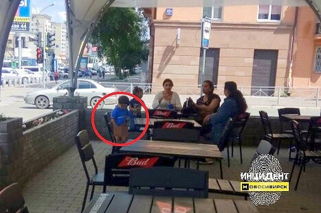 В Новосибирске родители разрешили ребенку справить нужду прямо за столом кафе В Новосибирске родители разрешили ребенку справить нужду прямо за столом кафе