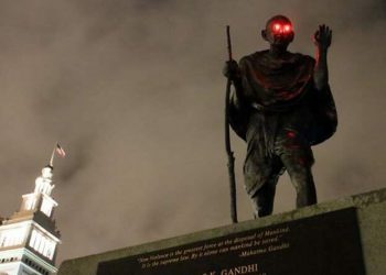 Кто-то «наградил» статую Ганди в Сан-Франциско светящимися красными глазами (7 фото)