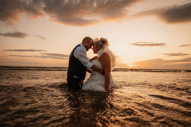 Британка испортила свадебное платье за тысячу фунтов ради забавной фотосессии (9 фото)