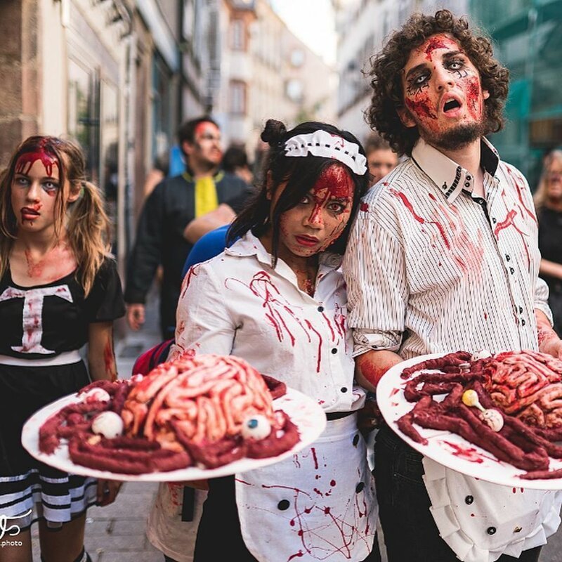 Парад живых мертвецов: в Страсбурге прошло масштабное шествие зомби (49 фото)