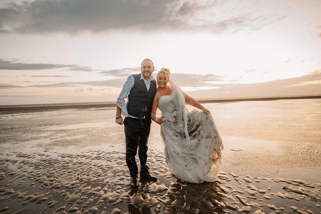 Британка испортила свадебное платье за тысячу фунтов ради забавной фотосессии (9 фото)