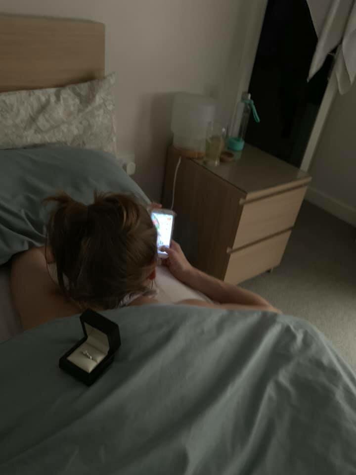 Британец хотел жениться и 20 раз сфоткал кольцо на фоне своей девушки, а она ничего не заметила (23 фото)