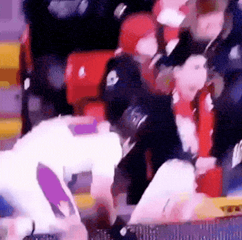 Прекрати снимать и лучше помоги мне! (17 гифок)