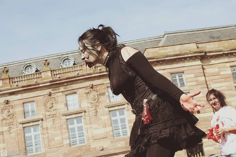 Парад живых мертвецов: в Страсбурге прошло масштабное шествие зомби (49 фото)