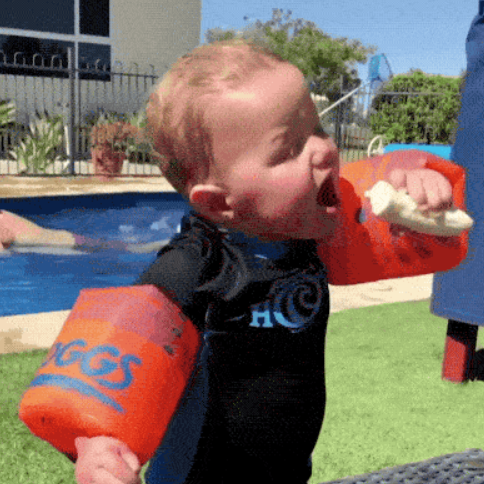 Прекрати снимать и лучше помоги мне! (17 гифок)