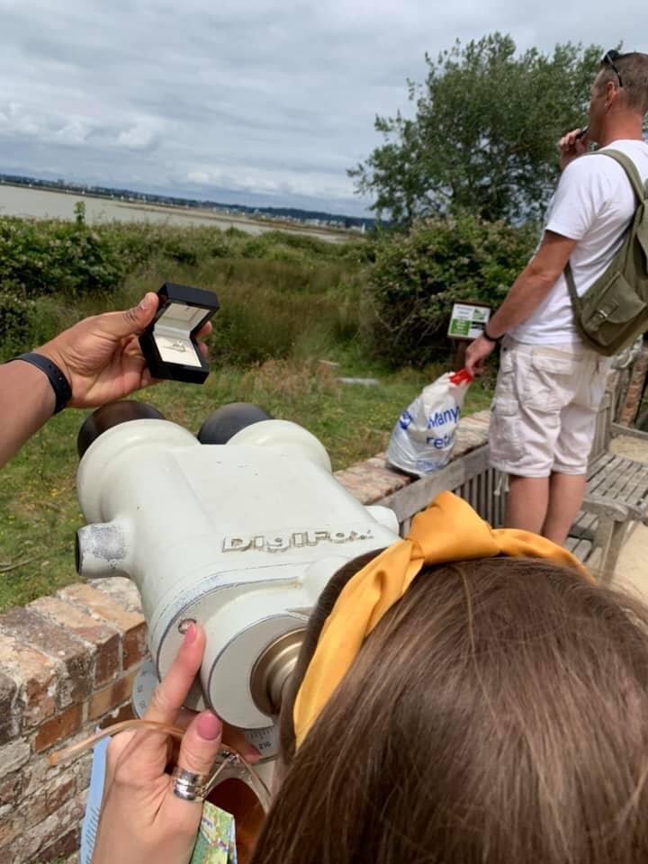 Британец хотел жениться и 20 раз сфоткал кольцо на фоне своей девушки, а она ничего не заметила (23 фото)