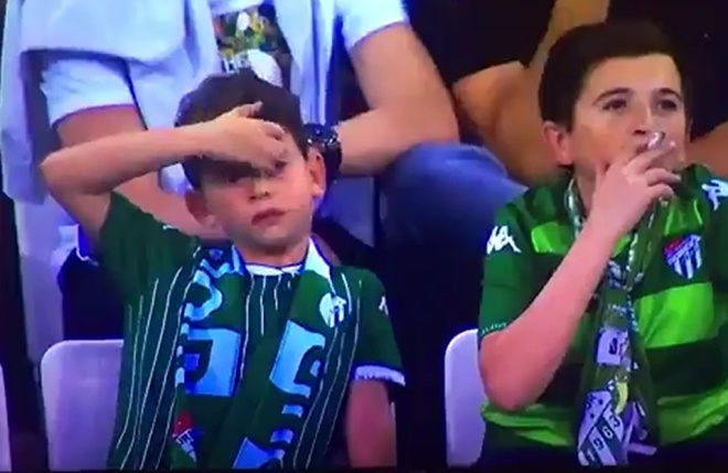 Курящий на матче ребёнок возмутил всех (фото + видео) Курящий на матче ребёнок возмутил всех (фото + видео)