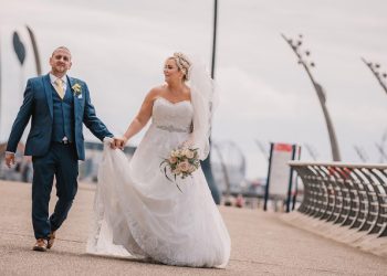 Британка испортила свадебное платье за тысячу фунтов ради забавной фотосессии (9 фото)
