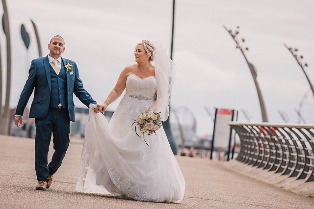 Британка испортила свадебное платье за тысячу фунтов ради забавной фотосессии (9 фото)