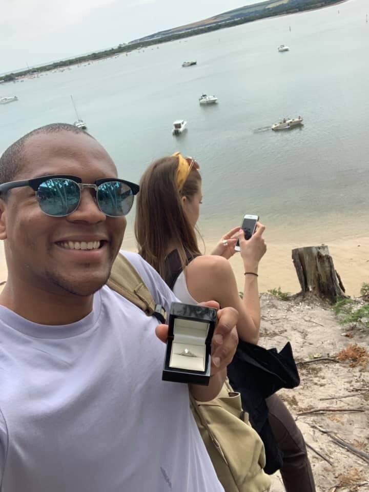 Британец хотел жениться и 20 раз сфоткал кольцо на фоне своей девушки, а она ничего не заметила (23 фото)