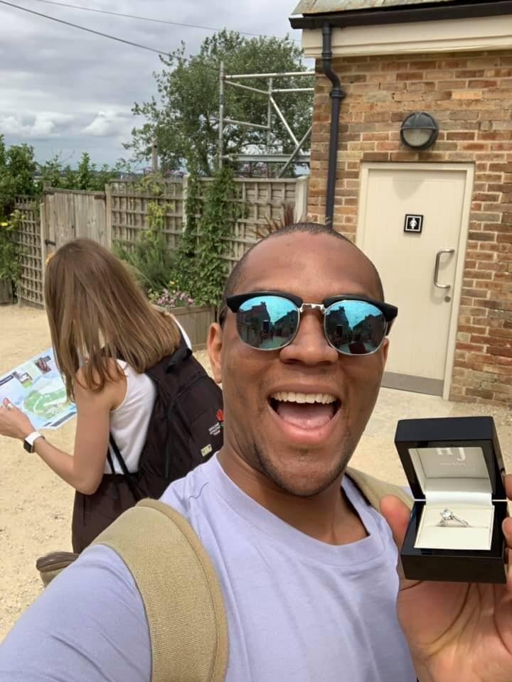 Британец хотел жениться и 20 раз сфоткал кольцо на фоне своей девушки, а она ничего не заметила (23 фото)