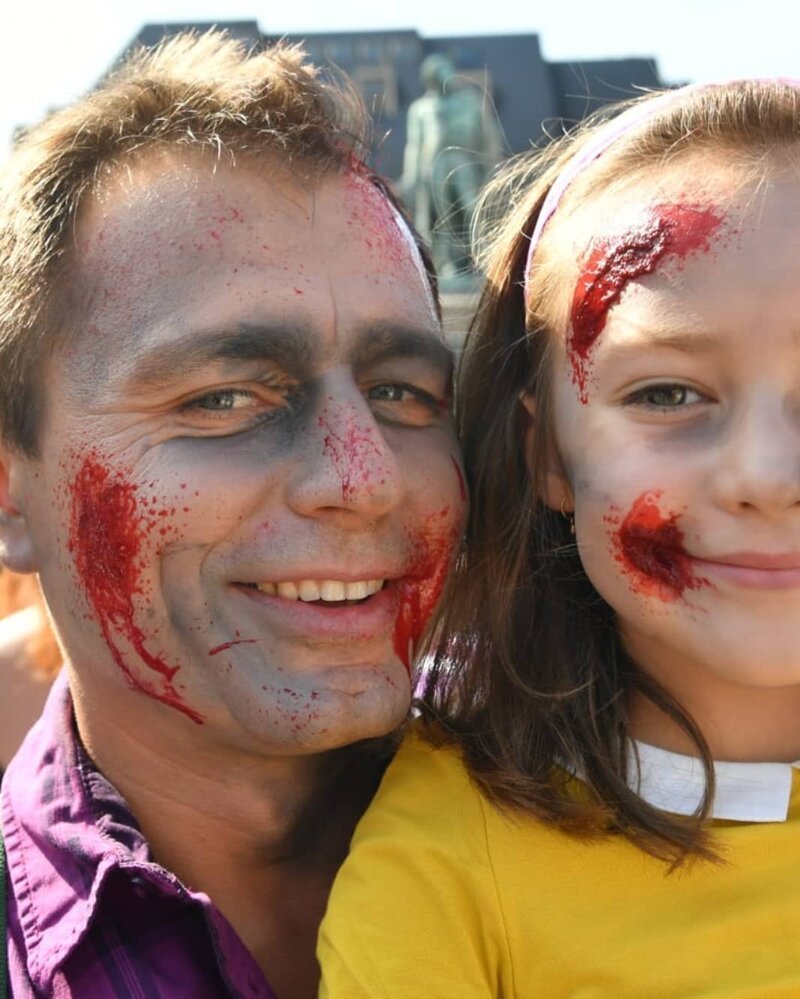 Парад живых мертвецов: в Страсбурге прошло масштабное шествие зомби (49 фото)