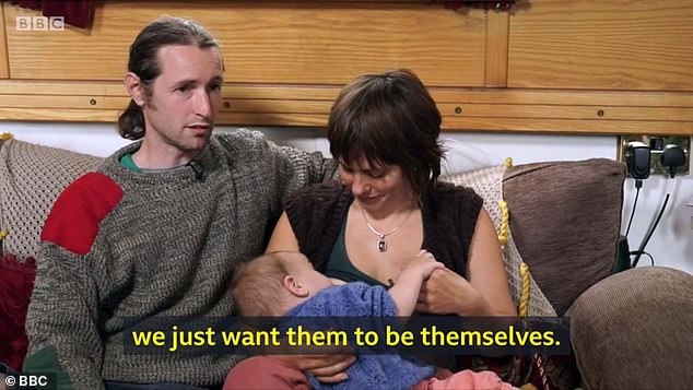 Родители полтора года скрывают пол своего ребенка и называют его «они» (4 фото) Родители полтора года скрывают пол своего ребенка и называют его «они» (4 фото)