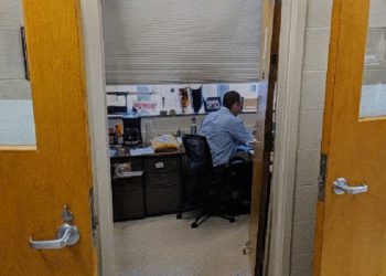 Преподаватель, чьи двери всегда открыты для учеников, но это не точно (2 фото)