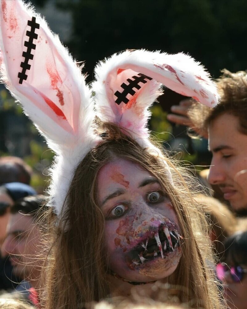 Парад живых мертвецов: в Страсбурге прошло масштабное шествие зомби (49 фото)