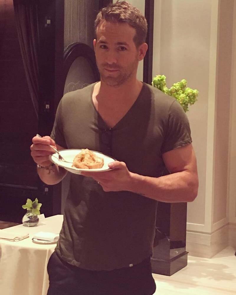 Тренер Райана Рейнольдса рассказал, как добиться такого же тела, как у актера (8 фото) Тренер Райана Рейнольдса рассказал, как добиться такого же тела, как у актера (8 фото)