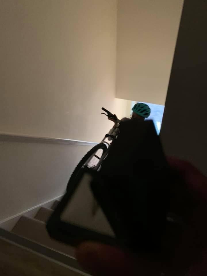 Британец хотел жениться и 20 раз сфоткал кольцо на фоне своей девушки, а она ничего не заметила (23 фото)