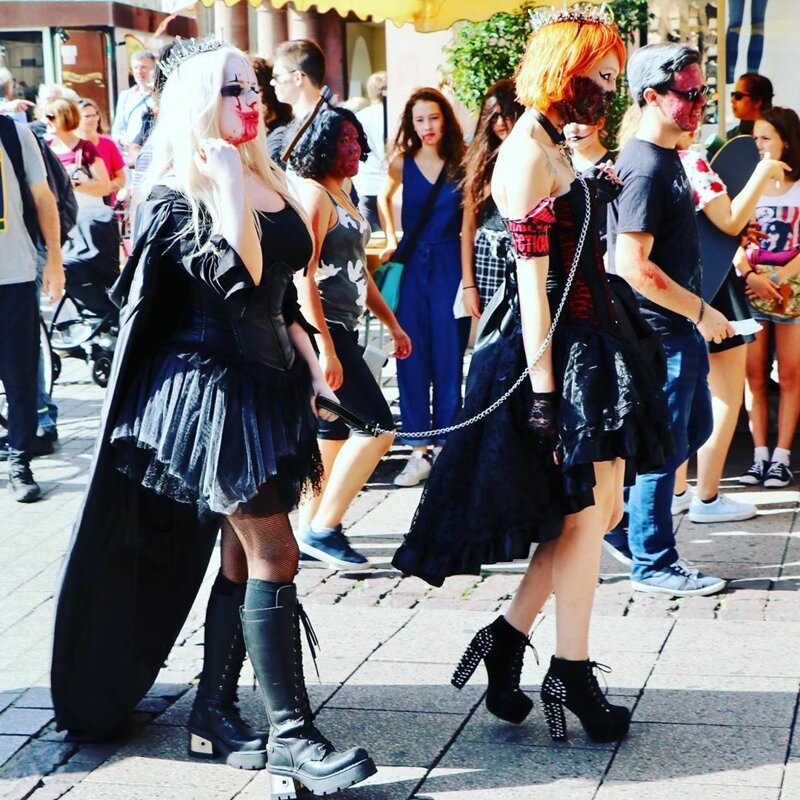 Парад живых мертвецов: в Страсбурге прошло масштабное шествие зомби (49 фото)