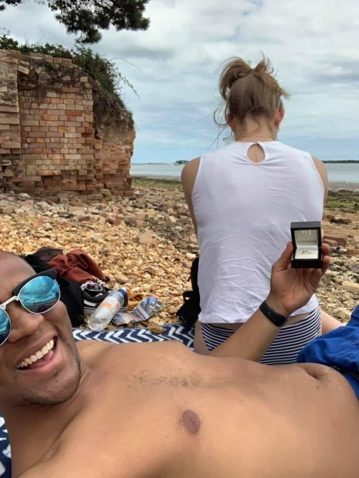 Британец хотел жениться и 20 раз сфоткал кольцо на фоне своей девушки, а она ничего не заметила (23 фото)