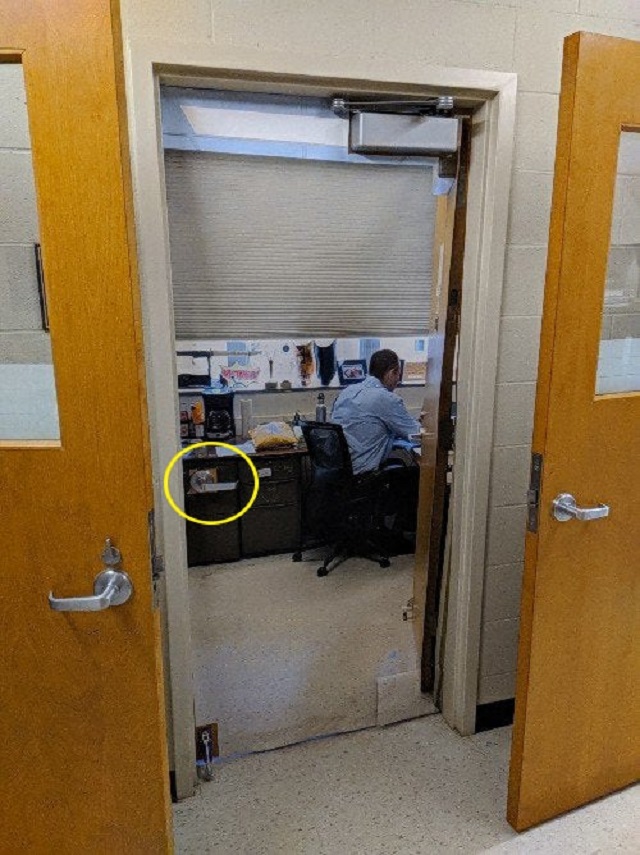 Преподаватель, чьи двери всегда открыты для учеников, но это не точно (2 фото)