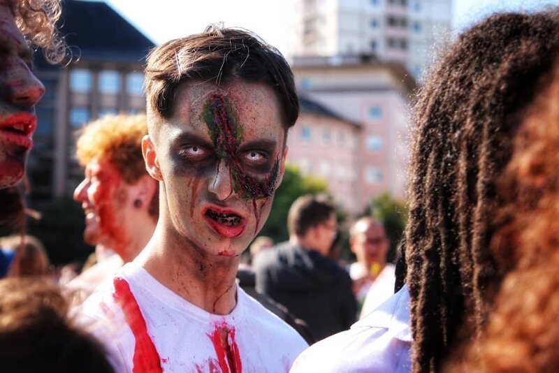 Парад живых мертвецов: в Страсбурге прошло масштабное шествие зомби (49 фото)