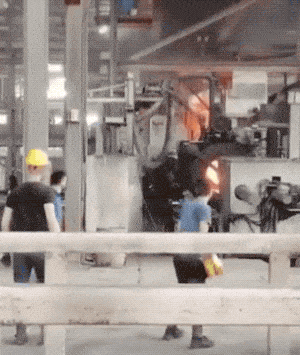 Прекрати снимать и лучше помоги мне! (17 гифок)