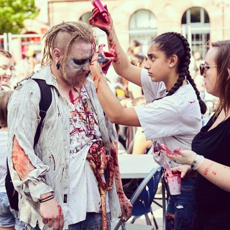Парад живых мертвецов: в Страсбурге прошло масштабное шествие зомби (49 фото)