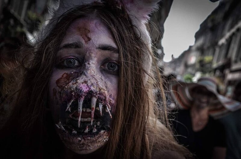 Парад живых мертвецов: в Страсбурге прошло масштабное шествие зомби (49 фото)