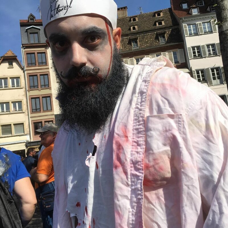 Парад живых мертвецов: в Страсбурге прошло масштабное шествие зомби (49 фото)