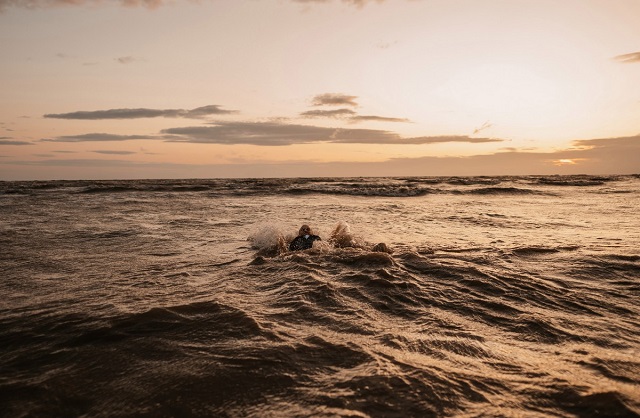 Британка испортила свадебное платье за тысячу фунтов ради забавной фотосессии (9 фото)
