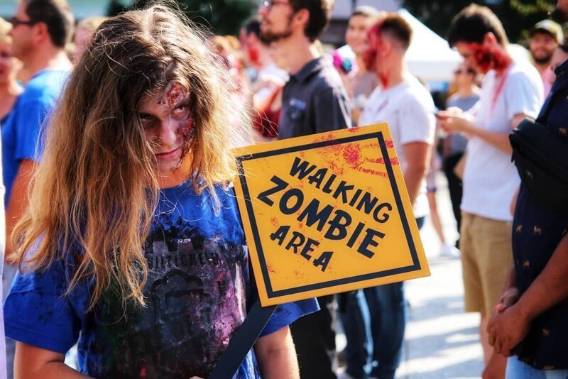 Парад живых мертвецов: в Страсбурге прошло масштабное шествие зомби (49 фото)