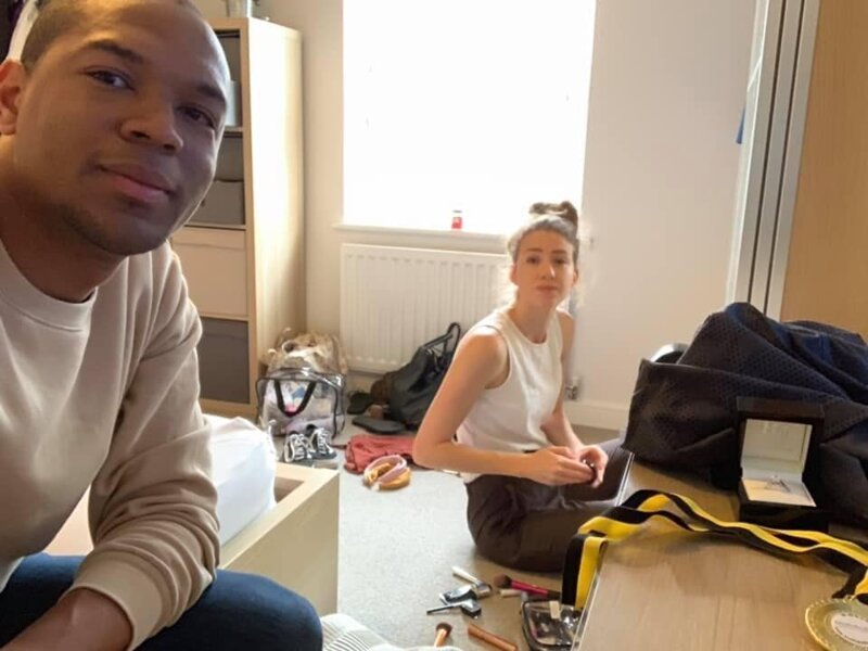 Британец хотел жениться и 20 раз сфоткал кольцо на фоне своей девушки, а она ничего не заметила (23 фото)