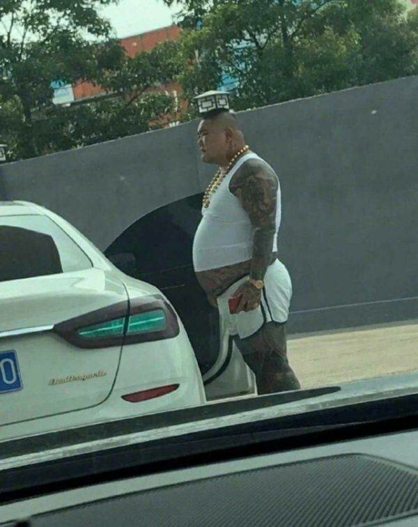 Люди, ставшие жертвами моды (17 фото)