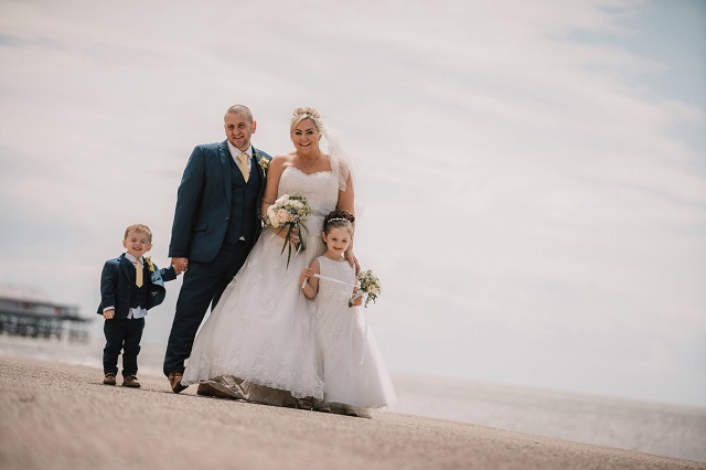 Британка испортила свадебное платье за тысячу фунтов ради забавной фотосессии (9 фото)