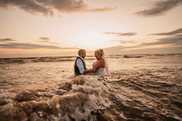 Британка испортила свадебное платье за тысячу фунтов ради забавной фотосессии (9 фото)