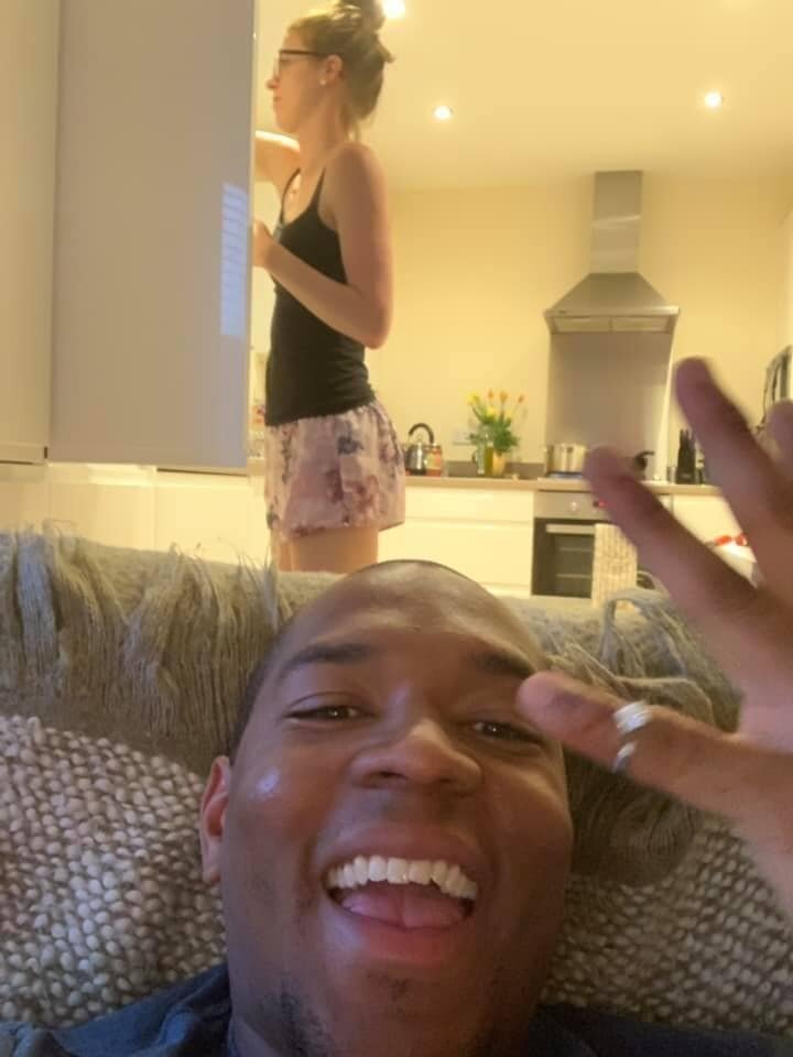 Британец хотел жениться и 20 раз сфоткал кольцо на фоне своей девушки, а она ничего не заметила (23 фото)