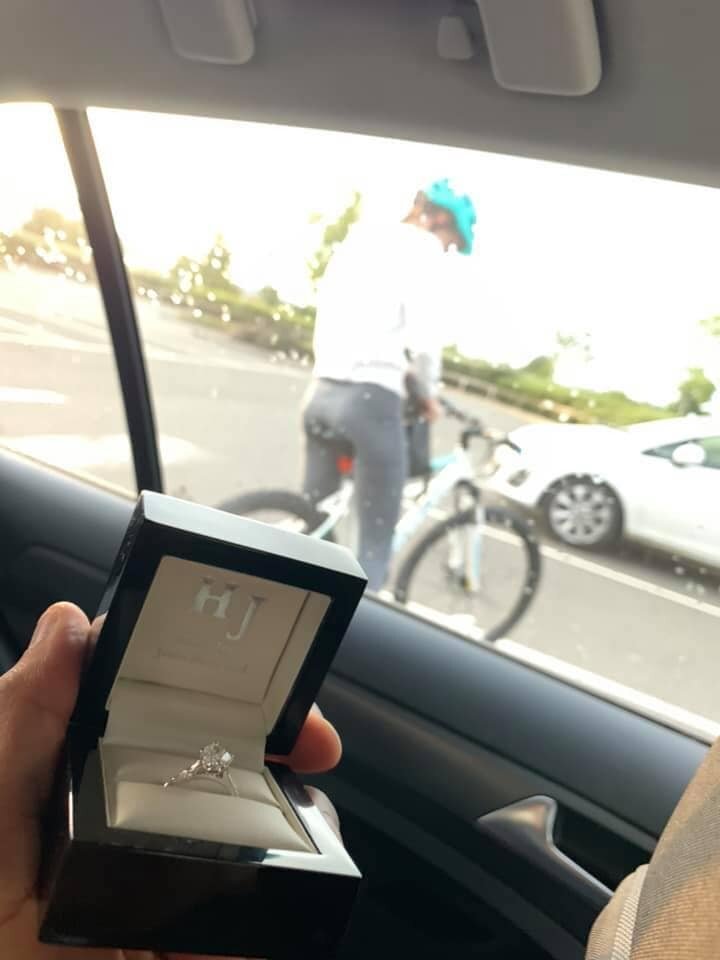 Британец хотел жениться и 20 раз сфоткал кольцо на фоне своей девушки, а она ничего не заметила (23 фото)