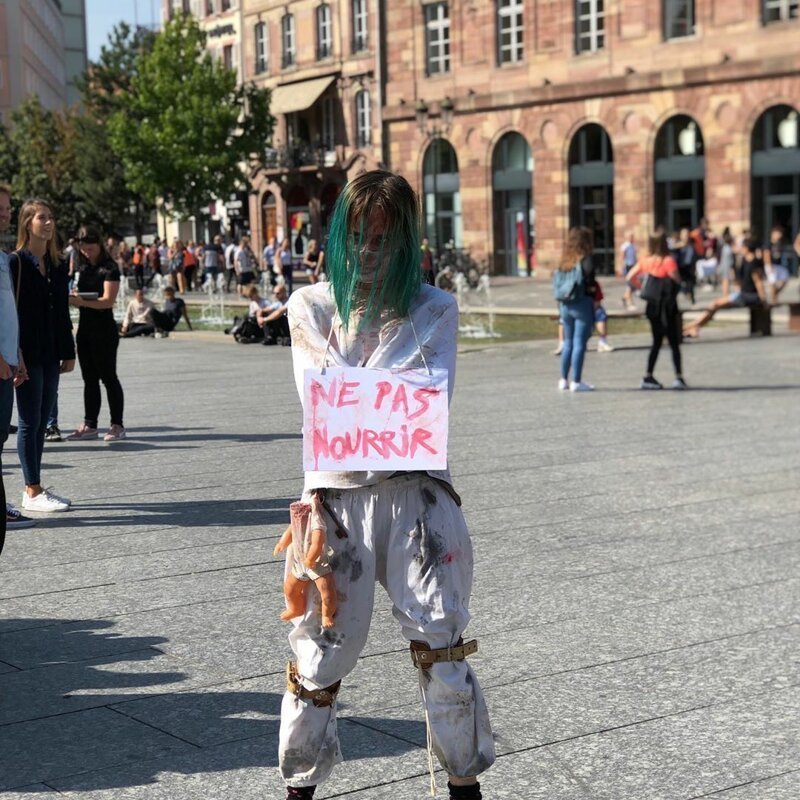 Парад живых мертвецов: в Страсбурге прошло масштабное шествие зомби (49 фото)