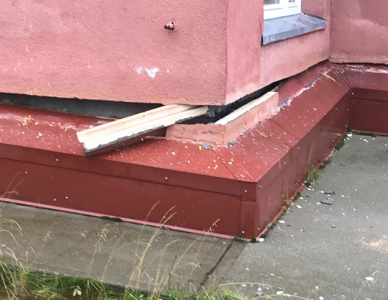 Лига рукожопов: многоэтажка на Ямале, которую "укрепили" досками, стала мемом (7 фото)