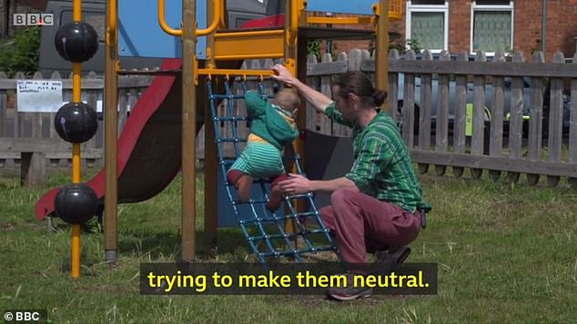 Родители полтора года скрывают пол своего ребенка и называют его «они» (4 фото) Родители полтора года скрывают пол своего ребенка и называют его «они» (4 фото)