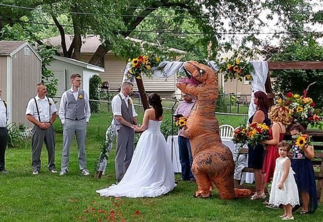 Когда фразу "одевайся как хочешь" воспринимают слишком буквально (4 фото + видео) Когда фразу "одевайся как хочешь" воспринимают слишком буквально (4 фото + видео)